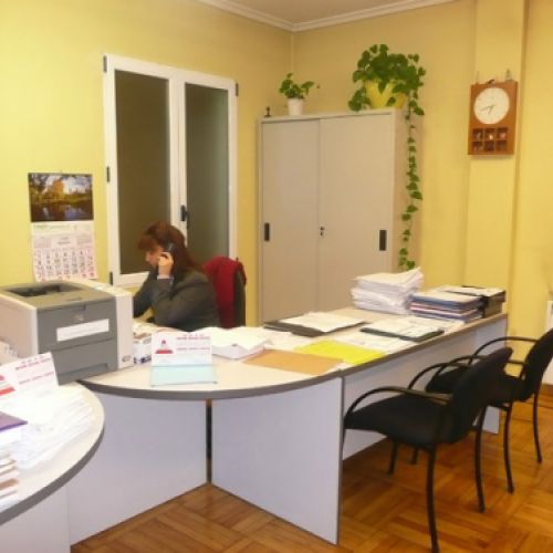 Interior de la oficina con mesas blancas