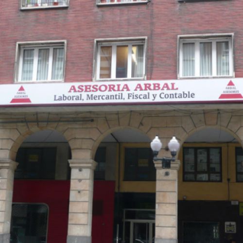 Fachada con letrero de asesoría